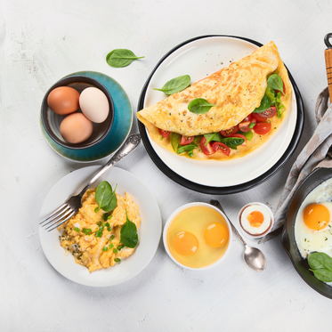 Yumurtanın Faydaları; Yumurtanın biyolojik değerinin bu kadar yüksek olmasının nedeni, vücudun kendi kendine üretemediği tüm temel amino asitleri ideal oranlarda içermesidir. Beslenme bilimi alanında yumurta, referans protein olarak kabul edilir ve diğer protein kaynaklarının kalitesi yumurtaya göre ölçülür. İçerdiği kolin, lutein ve zeaksantin gibi besin bileşenleri; sinir sistemi, hafıza, göz sağlığı ve bilişsel performans üzerinde olumlu etkilere sahiptir. Dolayısıyla yumurta, yalnızca kahvaltı için değil, günün her öğünü için dengeli ve fonksiyonel bir besin olarak değerlendirilmelidir.